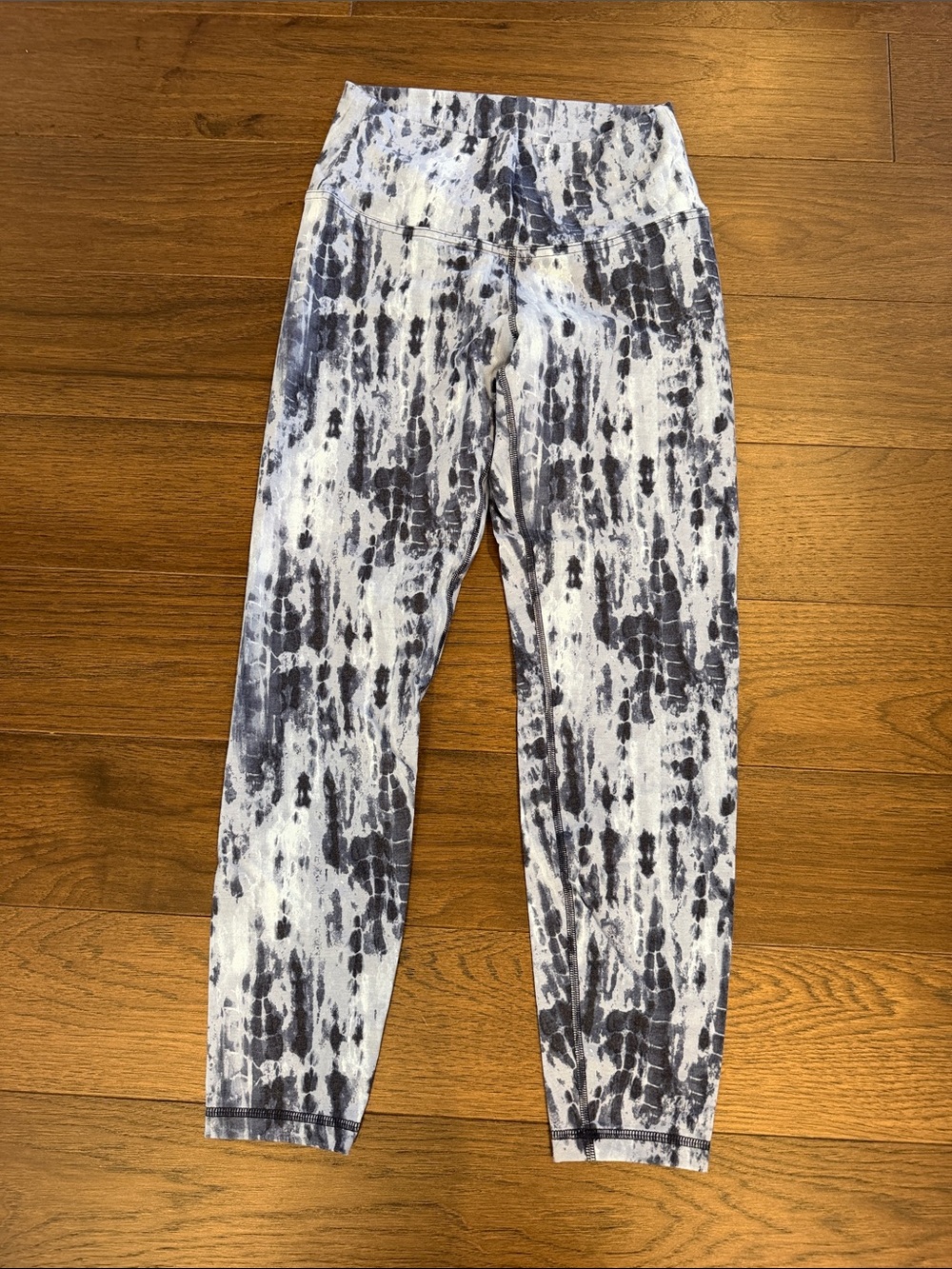 Old Navy Balance Legging in Blue Tie-Dye Leggings Size Medium - C78-007